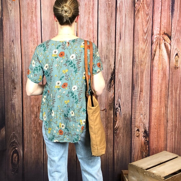 Flowery Top 🌼 - Picture 3 of 5